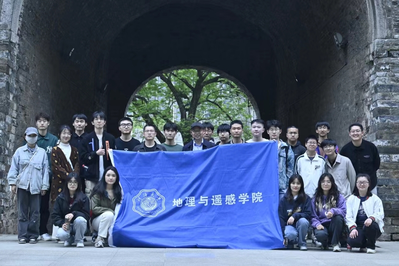 我院师生开展“行走南京”之“清明踏青，石城清凉” 文化走读活动